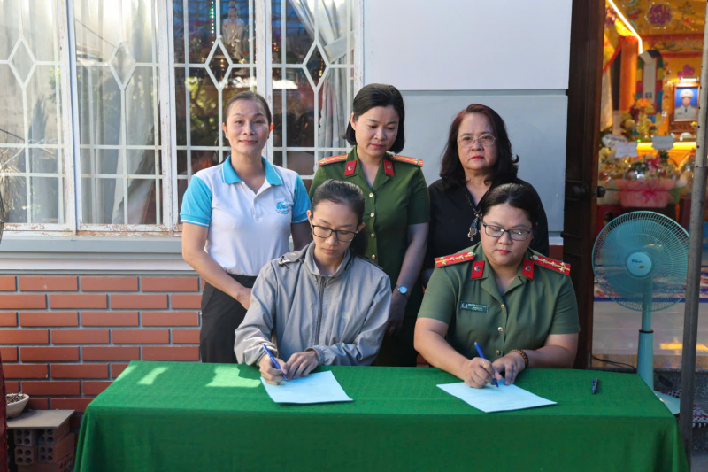 Ký kết giao ước đỡ đầu con gái của cán bộ Công an xã Diên Lâm hy sinh trong khi thi hành công vụ -0