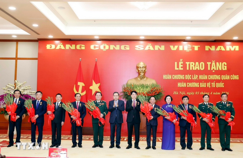 Trao tặng Huân chương cao quý cho các lãnh đạo Đảng, Nhà nước và cán bộ cấp cao -0