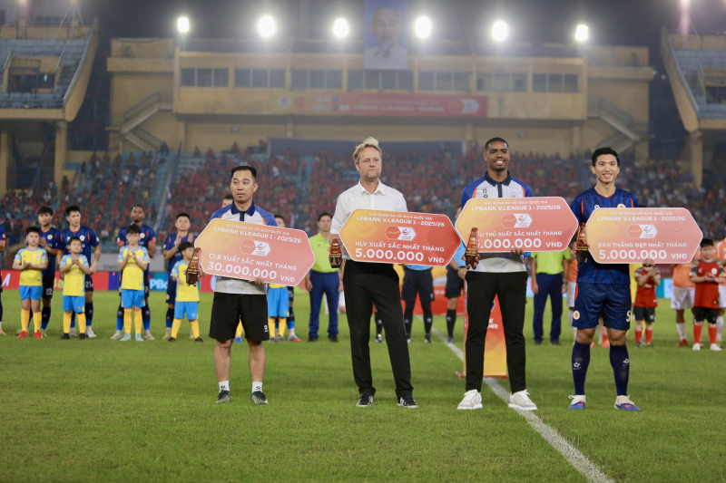 Công an Hà Nội tạo mưa bàn thắng trong ngày đặc biệt của Quang Hải -0