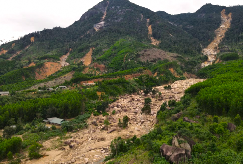 Hơn 200 hộ dân sống thấp thỏm dưới chân núi Chư Yang Hanh -0