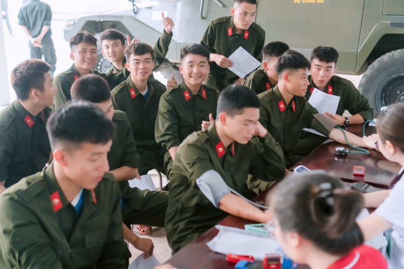 Gần 800 CBCS Trung đoàn CSCĐ Bắc Trung Bộ tham gia hiến máu tình nguyện -0