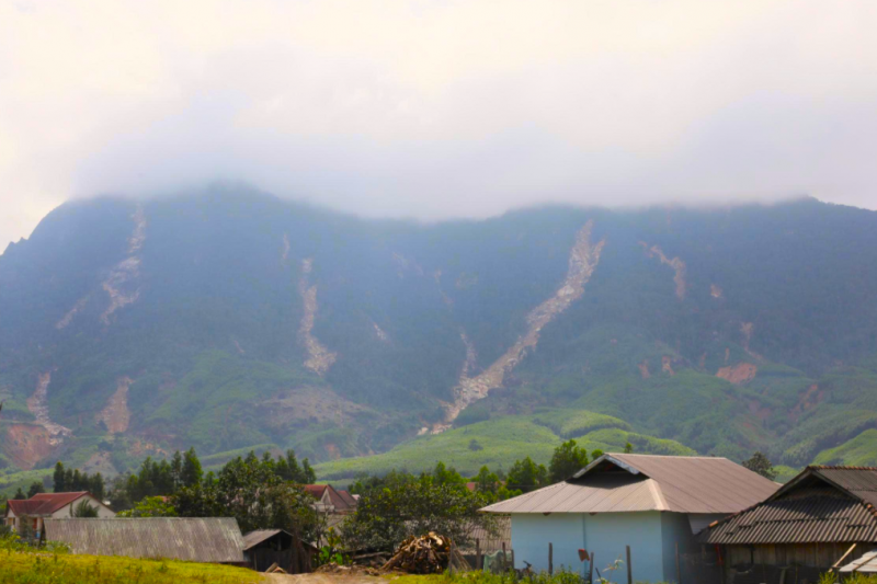 Hơn 200 hộ dân sống thấp thỏm dưới chân núi Chư Yang Hanh -0