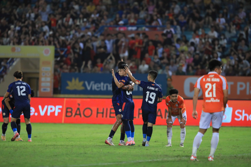 Công an Hà Nội tạo mưa bàn thắng trong ngày đặc biệt của Quang Hải -0