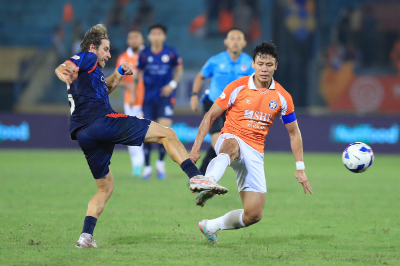 Công an Hà Nội tạo mưa bàn thắng trong ngày đặc biệt của Quang Hải -0