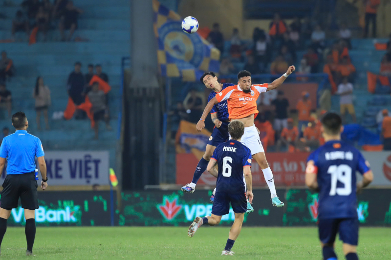 Công an Hà Nội tạo mưa bàn thắng trong ngày đặc biệt của Quang Hải -0