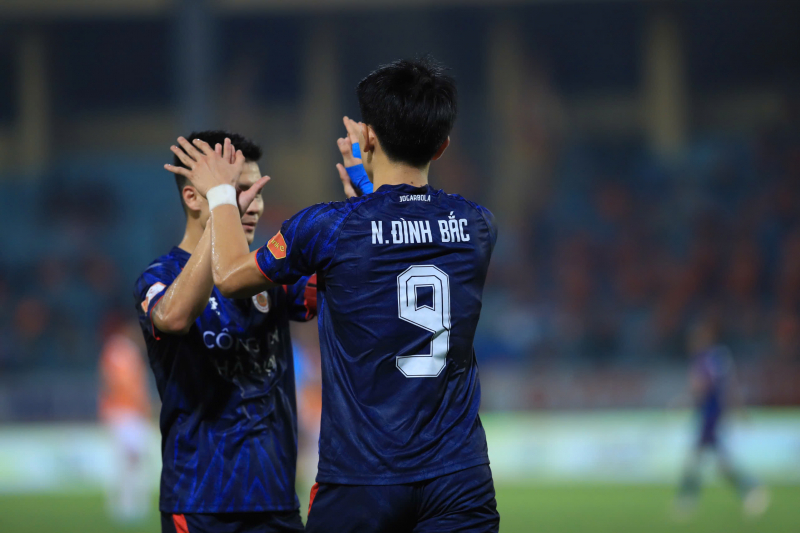 Công an Hà Nội tạo mưa bàn thắng trong ngày đặc biệt của Quang Hải -0