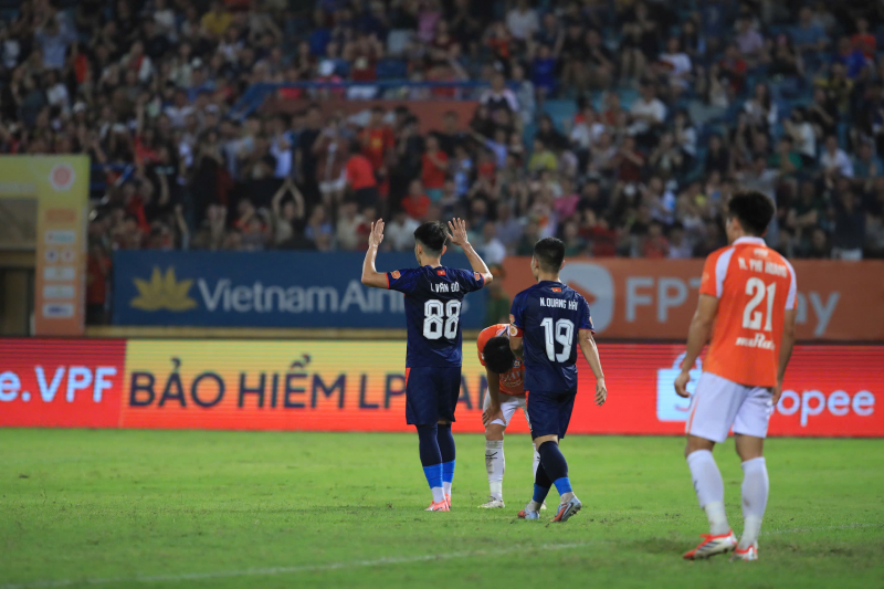 Công an Hà Nội tạo mưa bàn thắng trong ngày đặc biệt của Quang Hải -0