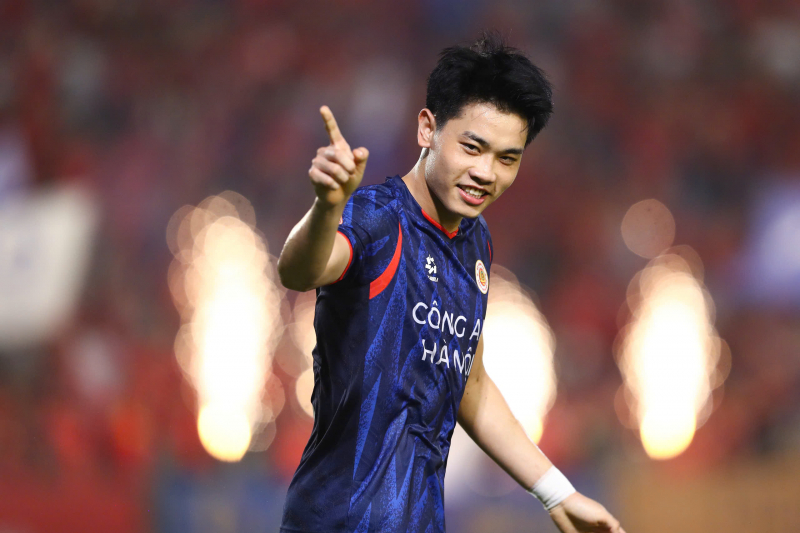 Công an Hà Nội tạo mưa bàn thắng trong ngày đặc biệt của Quang Hải -0