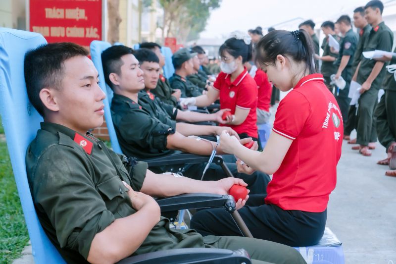 Gần 800 CBCS Trung đoàn CSCĐ Bắc Trung Bộ tham gia hiến máu tình nguyện -0