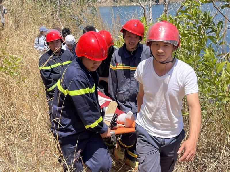 Kịp thời cứu hộ nữ du khách nước ngoài gặp nạn trên núi Dinh -0