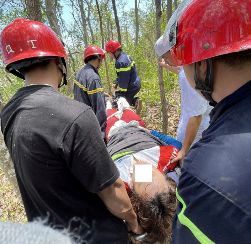 Kịp thời cứu hộ nữ du khách nước ngoài gặp nạn trên núi Dinh -1