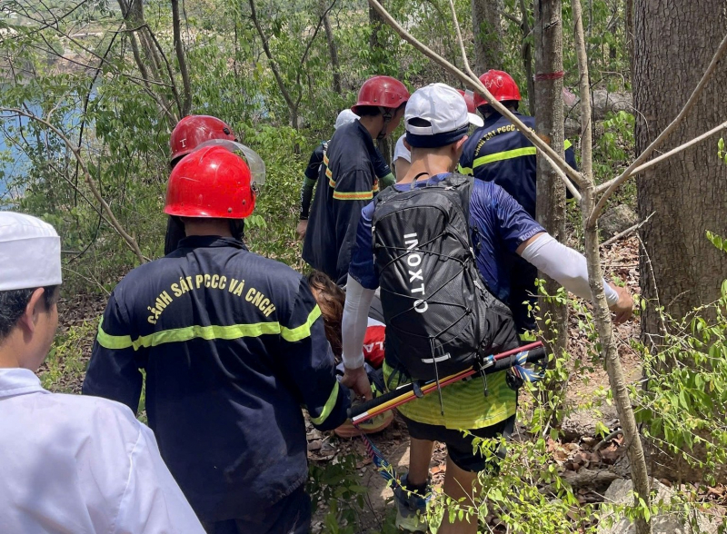 Kịp thời cứu hộ nữ du khách nước ngoài gặp nạn trên núi Dinh -0