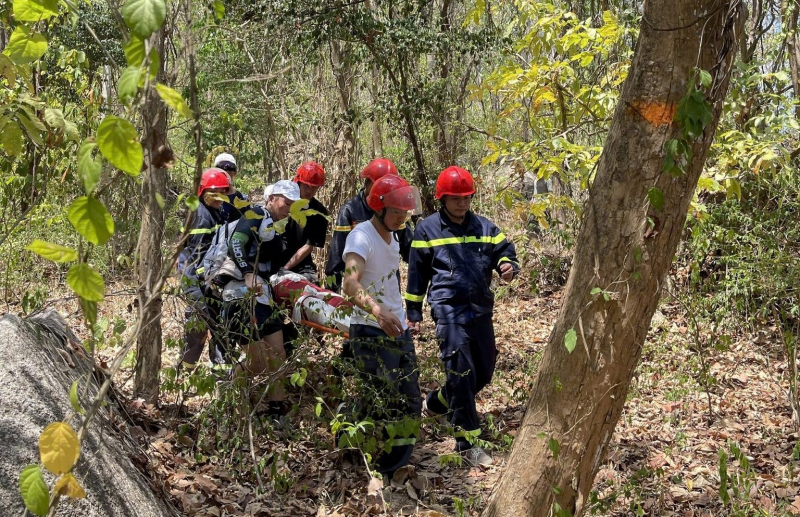Kịp thời cứu hộ nữ du khách nước ngoài gặp nạn trên núi Dinh -1