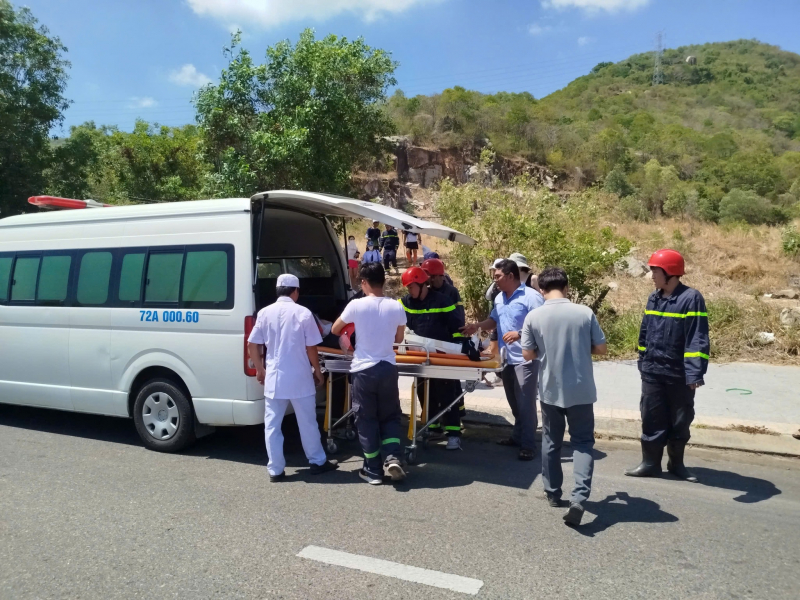 Kịp thời cứu hộ nữ du khách nước ngoài gặp nạn trên núi Dinh -0