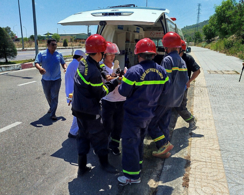 Kịp thời cứu hộ nữ du khách nước ngoài gặp nạn trên núi Dinh -1