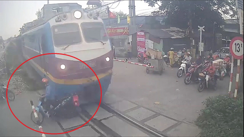 Liều lĩnh vượt rào chắn, tài xế xe máy bị tàu hỏa tông văng -0