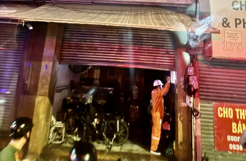 Cắt cửa cuốn giải cứu 2 người thoát sự cố cháy nhà 6 tầng  -0