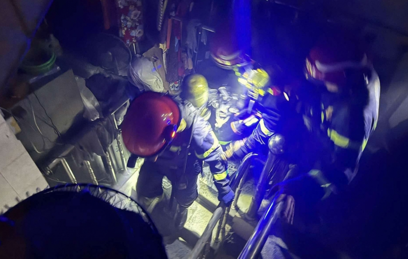 Cắt cửa cuốn giải cứu 2 người thoát sự cố cháy nhà 6 tầng  -0