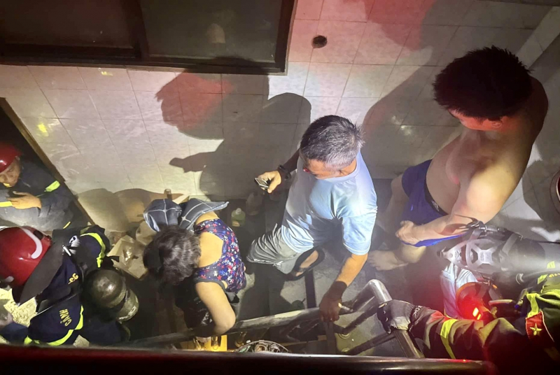 Cắt cửa cuốn giải cứu 2 người thoát sự cố cháy nhà 6 tầng  -0