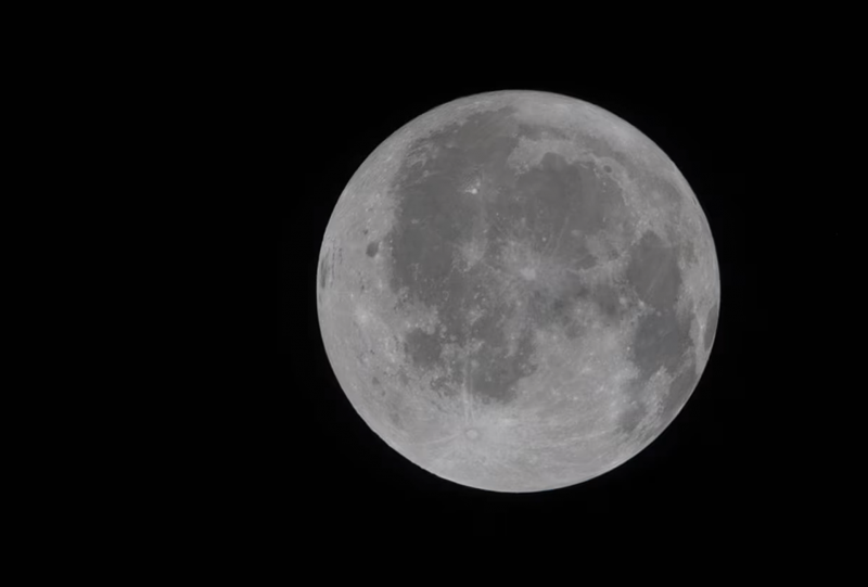 Artemis II hé lộ những hình ảnh chụp Mặt trăng mới nhất -0