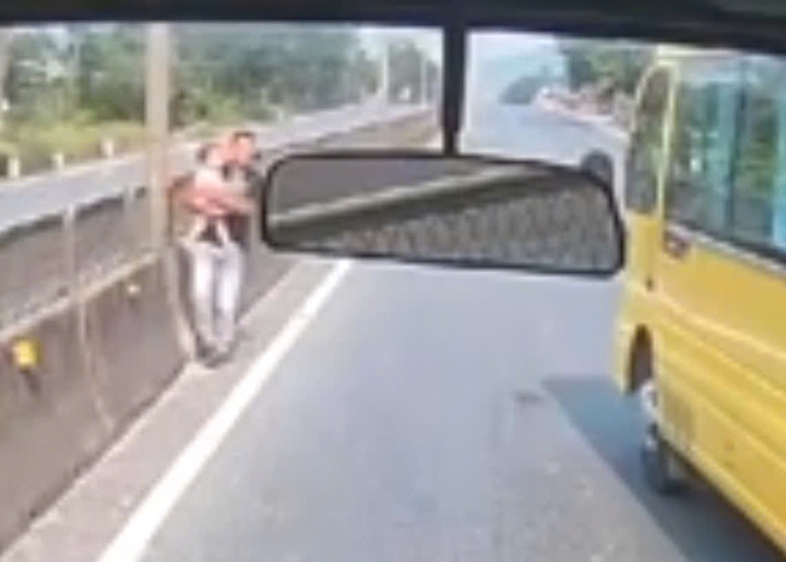 Nghĩa cử cao đẹp của tài xế cứu cháu bé khi đứng giữa Quốc lộ 1A -0