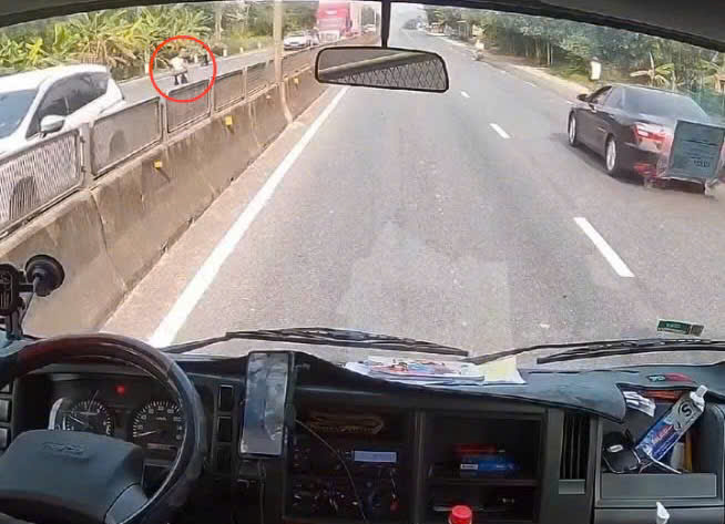 Nghĩa cử cao đẹp của tài xế cứu cháu bé khi đứng giữa Quốc lộ 1A -0