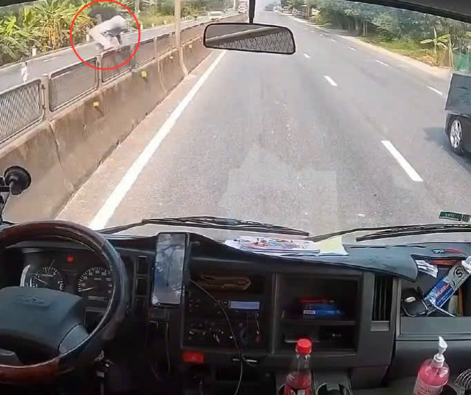 Nghĩa cử cao đẹp của tài xế cứu cháu bé khi đứng giữa Quốc lộ 1A -0