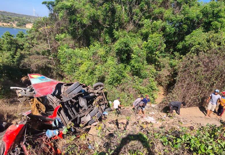 Xe khách chở thợ lặn lao xuống vực, 4 người tử vong -0