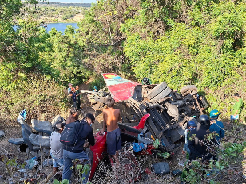 Thăm hỏi, động viên gia đình các nạn nhân vụ xe lao xuống vực ở Lâm Đồng -0