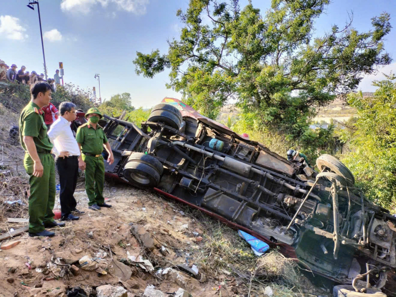 Thăm hỏi, động viên gia đình các nạn nhân vụ xe lao xuống vực ở Lâm Đồng -0