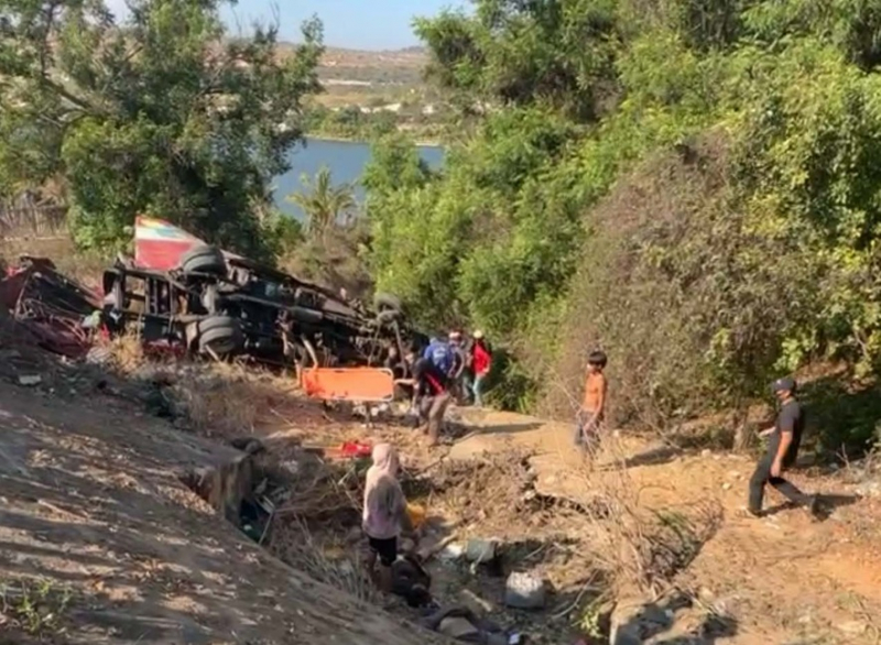 Xe khách chở thợ lặn lao xuống vực, 4 người tử vong -0