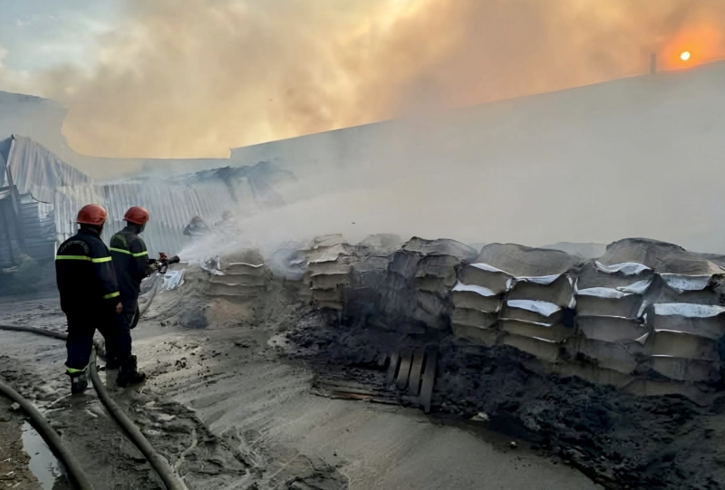 Cháy xưởng mùn cưa rộng gần 1000m2, 3 người bị thương -0