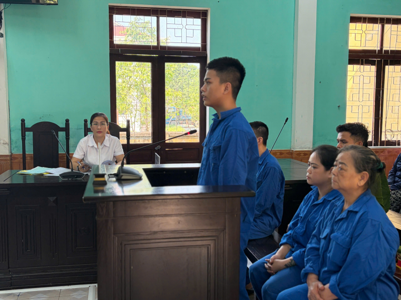 Bán ma túy; bà ngoại, con gái và cháu dưới 18 tuổi cùng hầu tòa -0