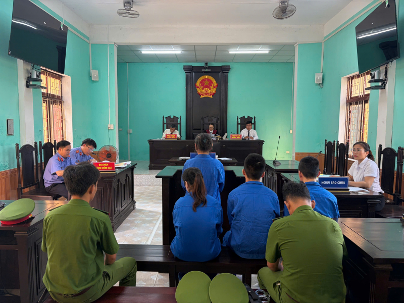 Bán ma túy; bà ngoại, con gái và cháu dưới 18 tuổi cùng hầu tòa -0