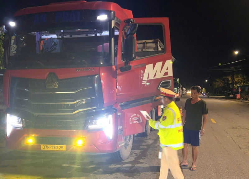 Lại xảy ra tai nạn xe đầu kéo trên quốc lộ 49, Huế thí điểm cho xe sơ mi rơ moóc lưu thông ban đêm -0