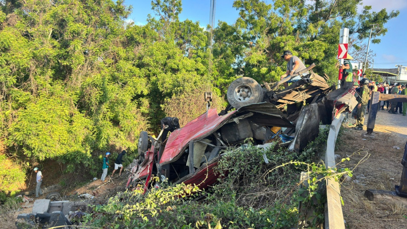 Xe khách chở thợ lặn lao xuống vực, 4 người tử vong -0