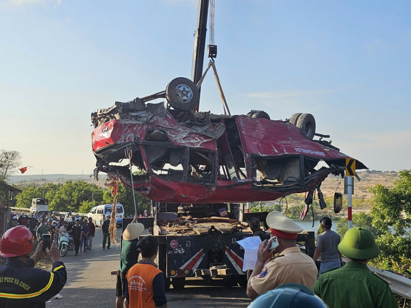 Xe khách chở thợ lặn lao xuống vực, 4 người tử vong -0