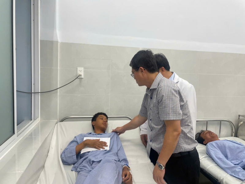 Thăm hỏi, động viên gia đình các nạn nhân vụ xe lao xuống vực ở Lâm Đồng -0