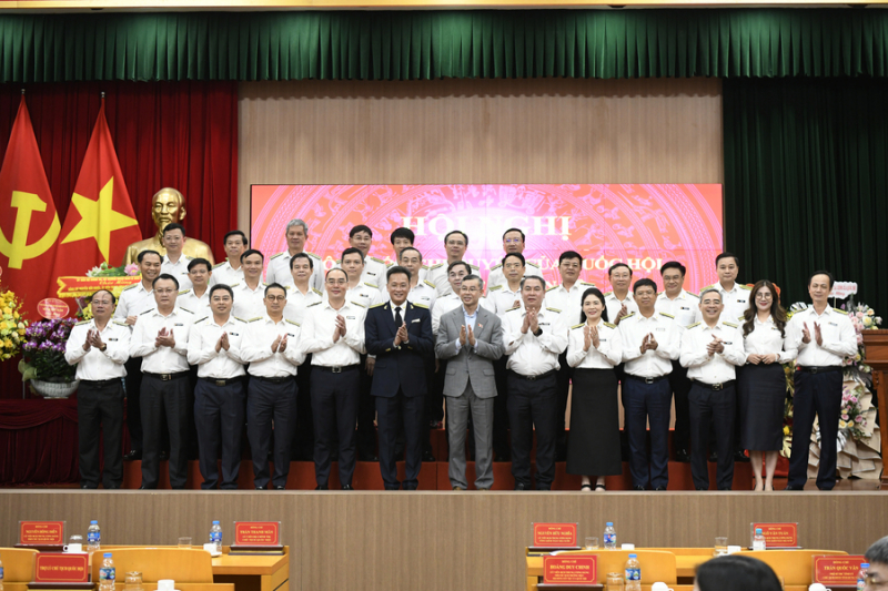 Trao Nghị quyết của Quốc hội về bầu Tổng Kiểm toán nhà nước đối với đồng chí Nguyễn Hữu Nghĩa -1