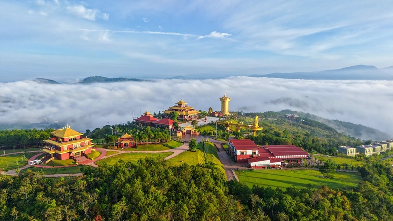 “Chạm” vào bình minh trên biển mây Samten Hills Dalat -0