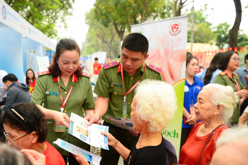 Phát hiện hơn 2.800 trường hợp bất thường qua khám miễn phí Ngày Sức khỏe toàn dân -0