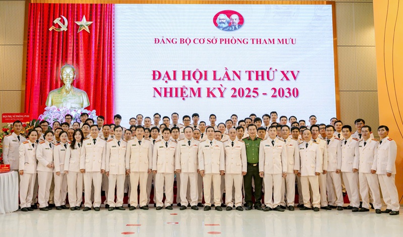 Lặng thầm phía sau những chiến công -0