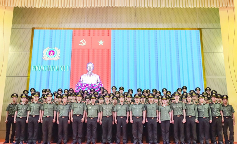 Lặng thầm phía sau những chiến công -0