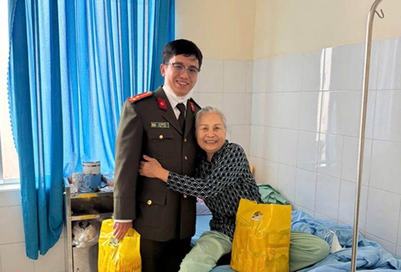 Lặng thầm phía sau những chiến công -0