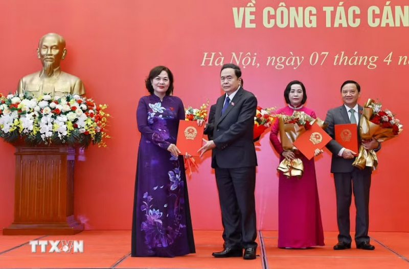 Trao Nghị quyết của Quốc hội, Ủy ban Thường vụ Quốc hội về công tác cán bộ -0