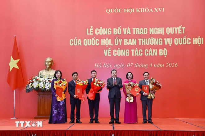 Trao Nghị quyết của Quốc hội, Ủy ban Thường vụ Quốc hội về công tác cán bộ -1
