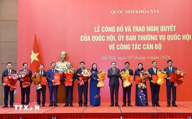 Trao Nghị quyết của Quốc hội, Ủy ban Thường vụ Quốc hội về công tác cán bộ -0