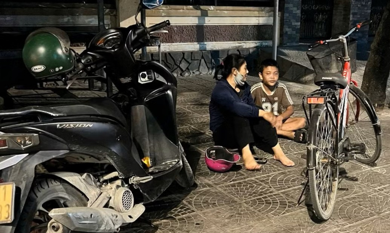  Cảnh sát Giao thông hỗ trợ bé trai đi lạc hơn 150 km về nhà an toàn -0