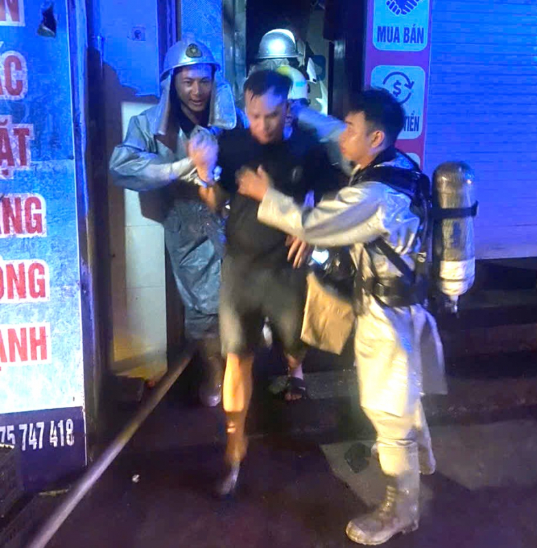 Cảnh sát phòng cháy kịp thời cứu 2 nạn nhân đưa ra ngoài -0