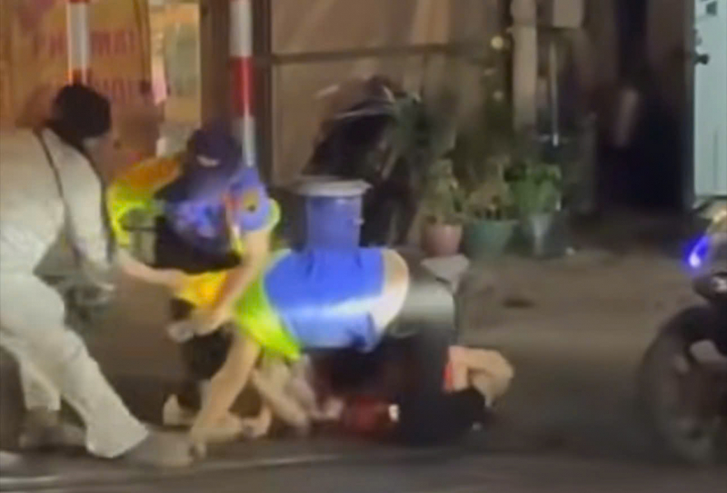 Vượt đèn đỏ, áp sát đường ray, còn hành hung nhân viên gác chắn -0